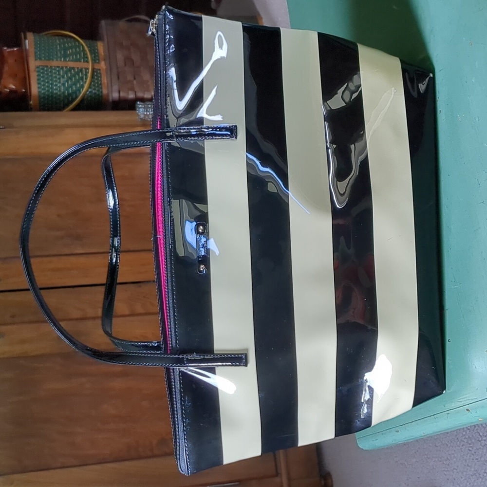 KATE SPADE BLACK & BEIGE PATENT LEATHER BAG
